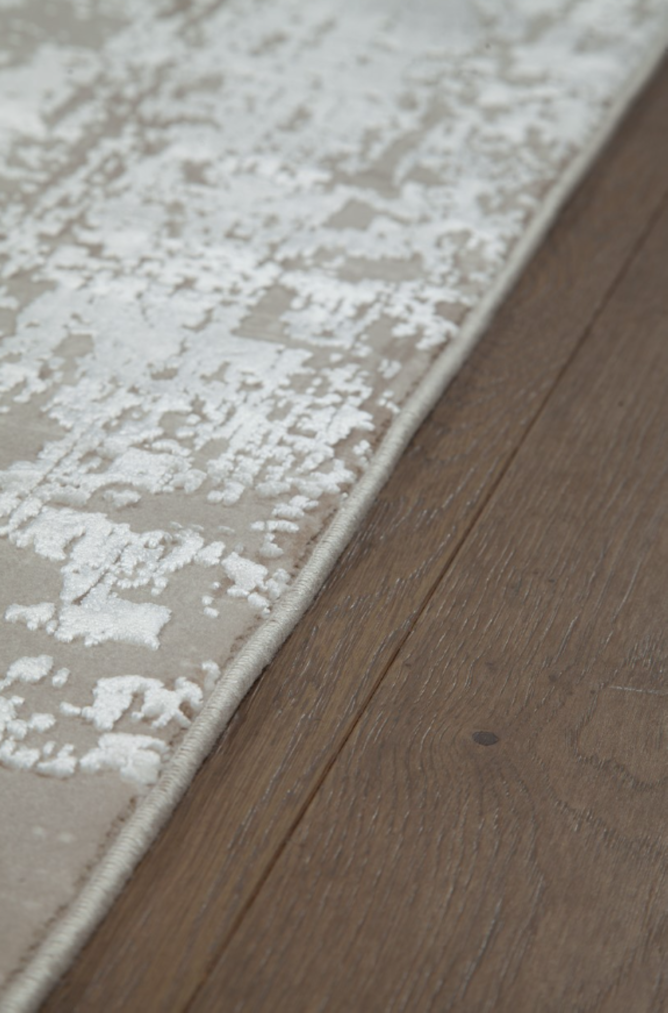 Modern living room rug in viscose with embroidery 