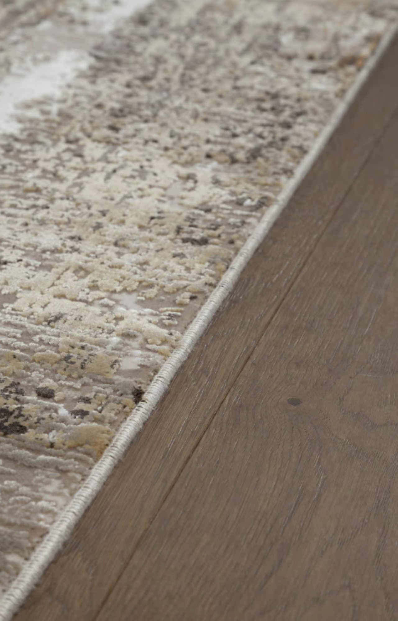 Modern living room rug in viscose with embroidery 