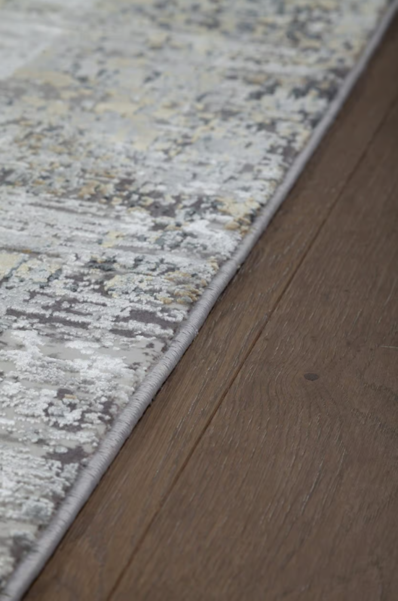 Modern living room rug in viscose with embroidery 