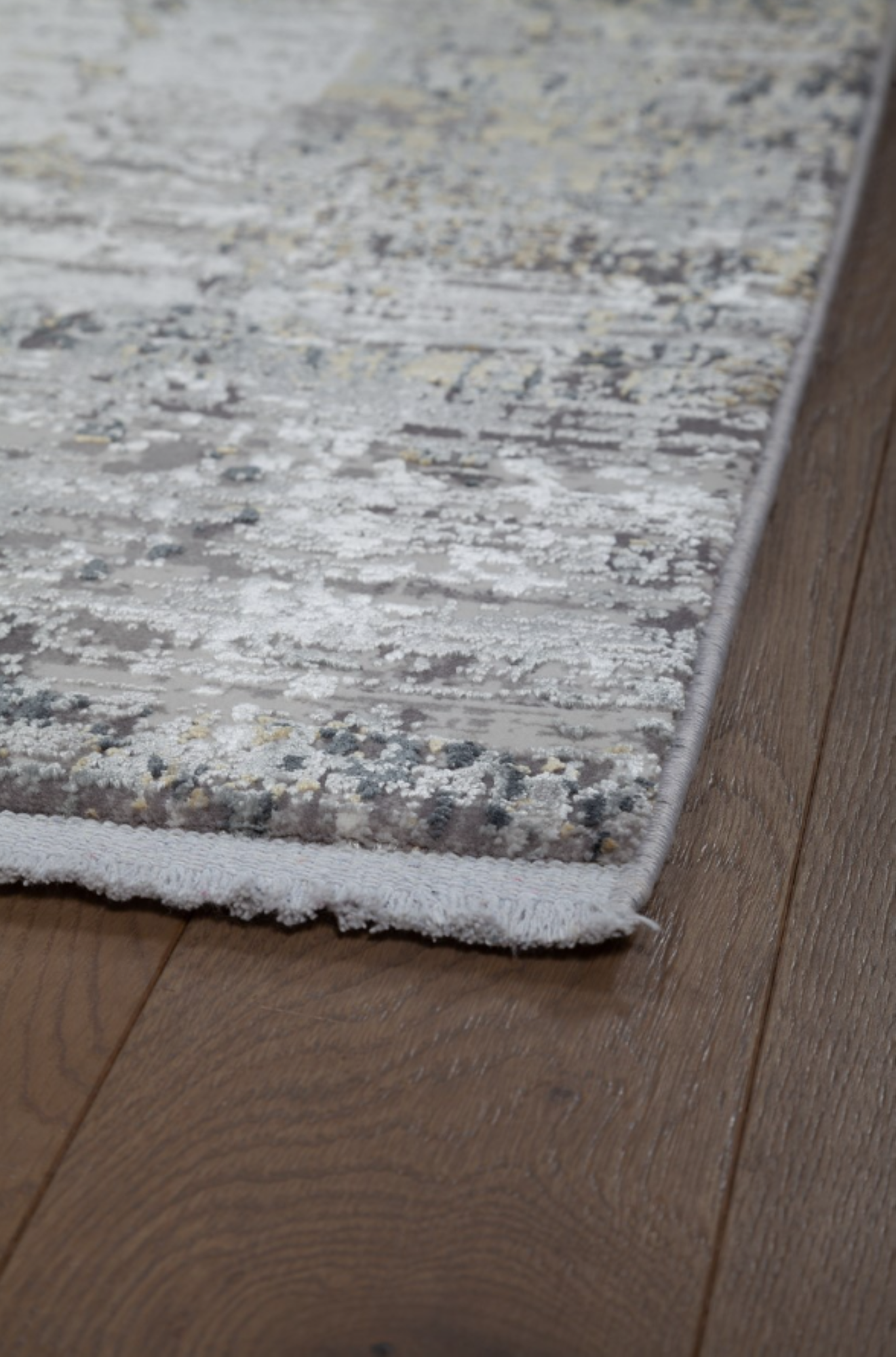 Modern living room rug in viscose with embroidery 