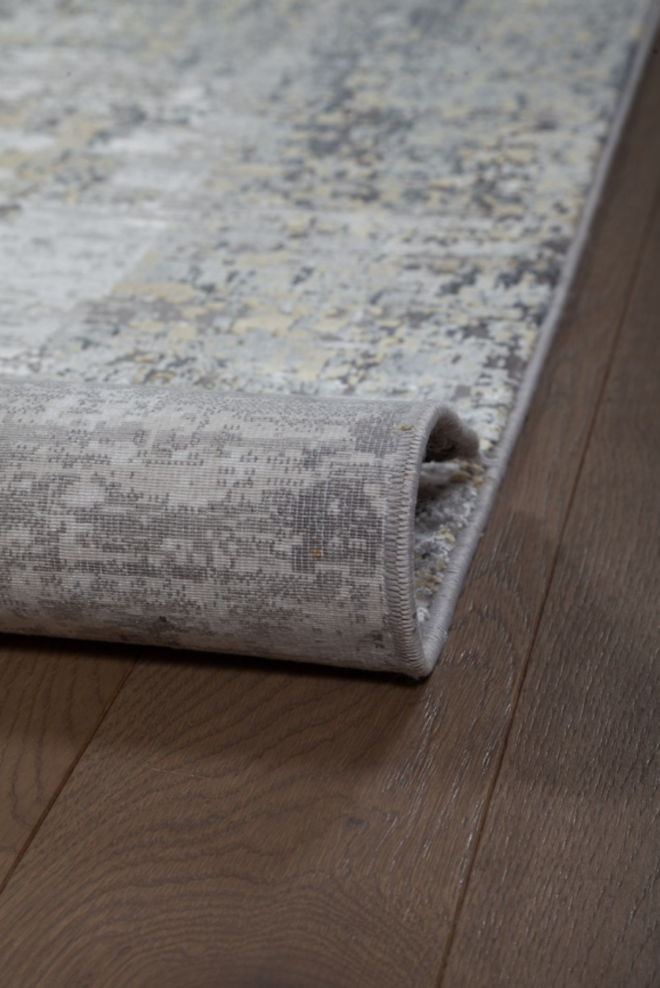 Modern living room rug in viscose with embroidery 