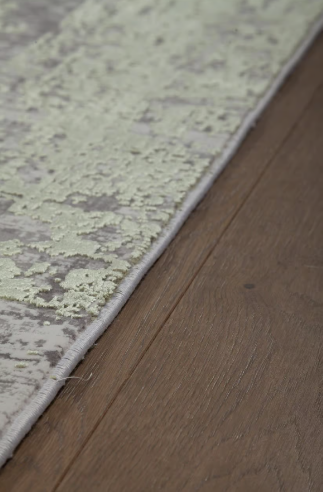 Modern living room rug in viscose with embroidery 