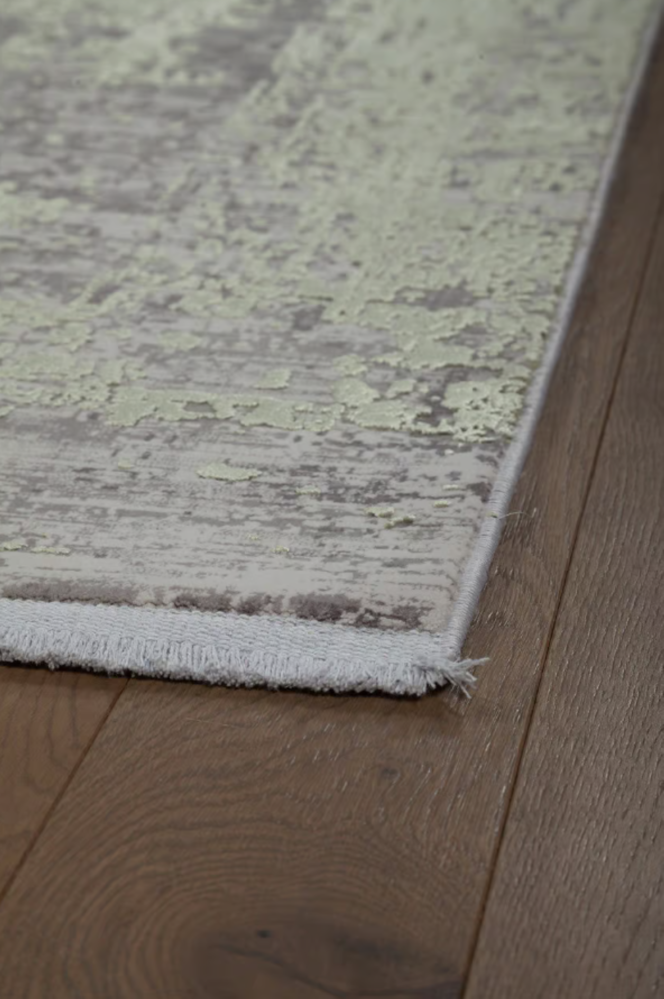 Modern living room rug in viscose with embroidery 