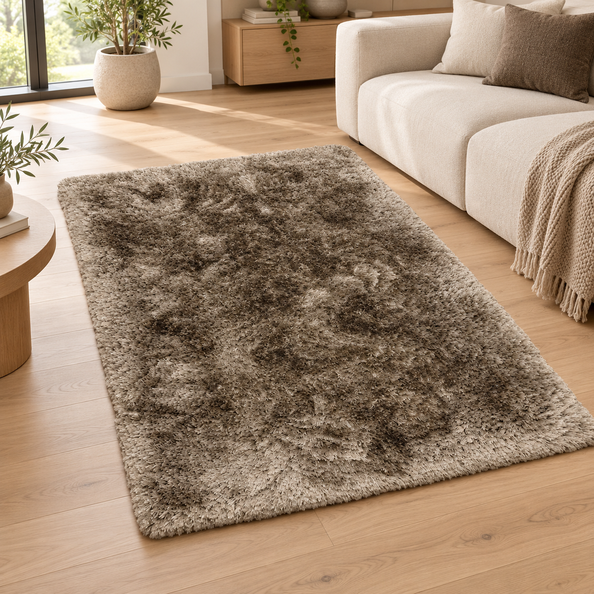 Tapis salon confort shaggy SPLASH Taupe en ambiance dans un salon