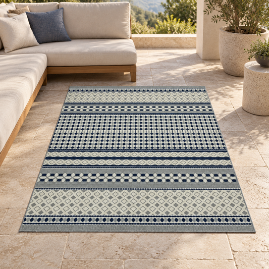 Tapis en polypropylène intérieur extérieur ORMEA en ambiance sur une terrasse