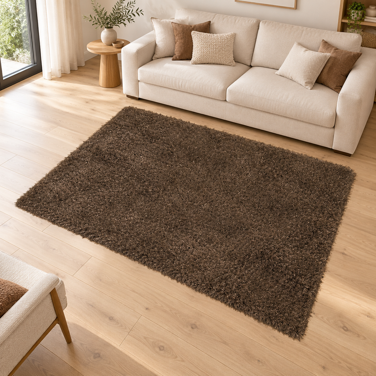 Tapis de salon shaggy FLOOD Marron entièrement visible dans un salon lumineux — photo ambiance