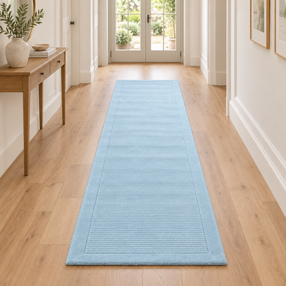 Tapis de couloir uni pure laine CANDY Bleu ciel entièrement visible en situation
