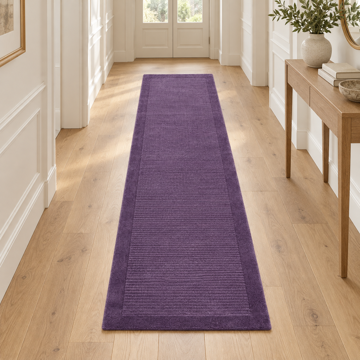 Tapis de couloir uni pure laine CANDY Violet entièrement visible en situation