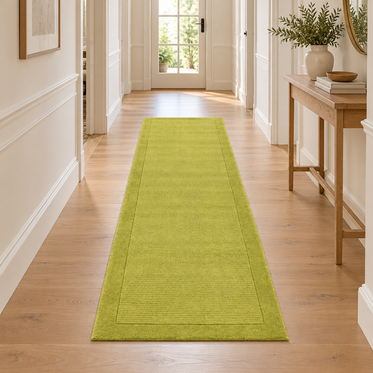 Tapis de couloir uni pure laine CANDY Vert clair entièrement visible en situation