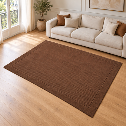 Tapis CANDY Marron en laine, entièrement visible dans un salon contemporain